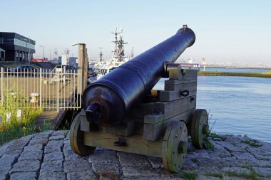 Hoek van Holland bugün Rotterdam belediyesine bağlı olmasına karşın, küçük bir sahil kenti ve sahil beldesi karakterini korumaktadır. Güney Hollanda 'da, Ren nehrinin ana kıyılarında yer almaktadır..