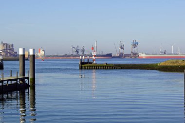 Hoek van Holland bugün Rotterdam belediyesine bağlı olmasına karşın, küçük bir sahil kenti ve sahil beldesi karakterini korumaktadır. Güney Hollanda 'da, Ren nehrinin ana kıyılarında yer almaktadır..