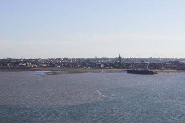 Hoek van Holland bugün Rotterdam belediyesine bağlı olmasına karşın, küçük bir sahil kenti ve sahil beldesi karakterini korumaktadır. Güney Hollanda 'da, Ren nehrinin ana kıyılarında yer almaktadır..