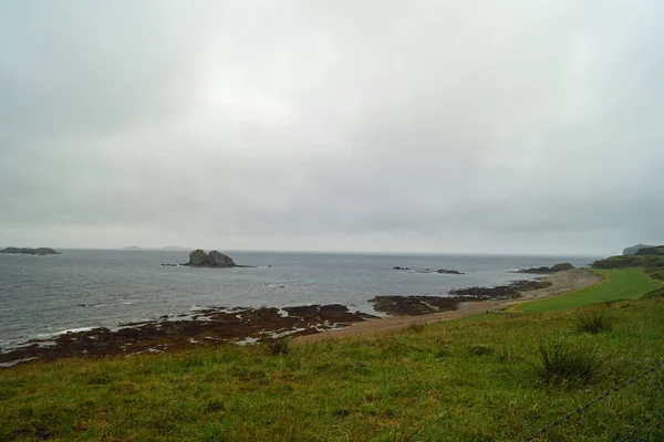 爱尔兰的海岸 大自然迷人的悬崖峭壁 爱尔兰到处都是美丽的风景 大自然的美丽是很难用言语表达出来的 — 图库照片