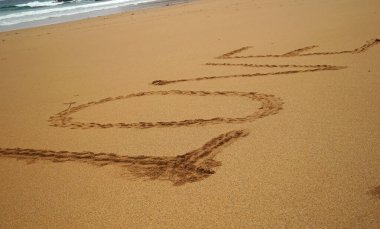 Körfeze resmi olarak Boyeghether Körfezi deniyor ama yerel halk tarafından Cinayet Deliği Sahili olarak adlandırılıyor. Murder Hole Sahili Boyeghether Körfezi 'ndeki kumların üzerinde ayak izleri var..