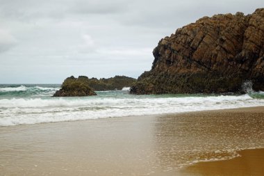 Körfeze resmi olarak Boyeghether Körfezi deniyor ama yerel halk tarafından Cinayet Deliği Sahili olarak adlandırılıyor..
