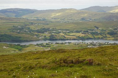 İrlanda 'nın Donegal eyaletinin batısındaki Slieve League uçurumları Atlantik Okyanusu' nun 601 metre yüksekliğindedir..