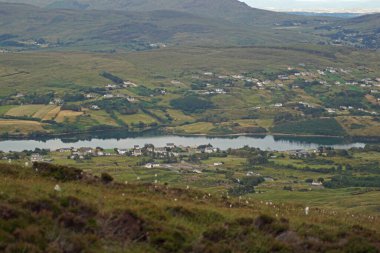 İrlanda 'nın Donegal eyaletinin batısındaki Slieve League uçurumları Atlantik Okyanusu' nun 601 metre yüksekliğindedir..
