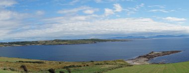 Fintra plajı Killybegs balıkçılık limanının birkaç kilometre dışında güzel kumlu bir sahil..