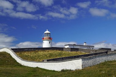 Vahşi Atlantik Yolu, St. John 's Point' in dar yarımadasını geçiyor. Yarımadanın güney ucunda, aslında St. John 's Point' te, yol tipik bir İrlanda manzarasına çıkar. McSwyne Körfezi ve Adja 'nın en iyi manzarası her zaman oradadır.