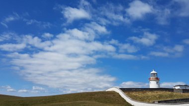 Vahşi Atlantik Yolu, St. John 's Point' in dar yarımadasını geçiyor. Yarımadanın güney ucunda, aslında St. John 's Point' te, yol tipik bir İrlanda manzarasına çıkar. McSwyne Körfezi ve Adja 'nın en iyi manzarası her zaman oradadır.