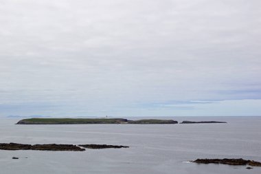 Rathlin O 'Birne, İrlanda' nın kuzeybatısındaki Donegal sahilinin iki kilometre açığındadır. Malin Beg ve Slieve League dağ sırasının batısında yer almaktadır. Batı yakasında bir deniz feneri var. Operasyonu otomatik..
