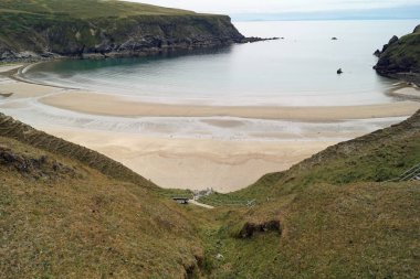 Vahşi Atlantik Yolu 'nun en güzel sahillerinden biri Malin Beg yakınlarında yer almaktadır. Sözde Silver Beach at nalı şeklinde bir koyda korunuyor..