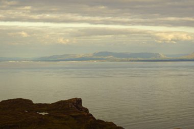 İrlanda 'nın Donegal eyaletinin batısındaki Slieve League uçurumları Atlantik Okyanusu' nun 601 metre yüksekliğindedir..