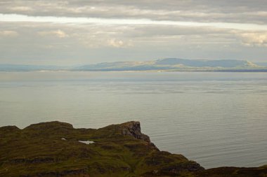 İrlanda 'nın Donegal eyaletinin batısındaki Slieve League uçurumları Atlantik Okyanusu' nun 601 metre yüksekliğindedir..