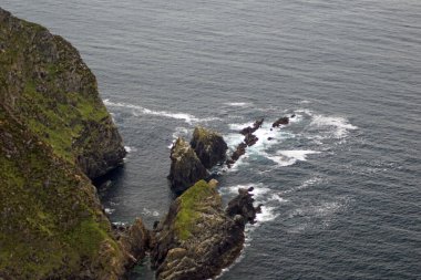 İrlanda 'nın Donegal eyaletinin batısındaki Slieve League uçurumları Atlantik Okyanusu' nun 601 metre yüksekliğindedir..