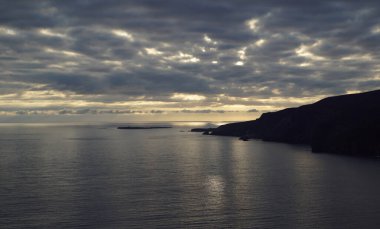 İrlanda 'nın Donegal eyaletinin batısındaki Slieve League uçurumları Atlantik Okyanusu' nun 601 metre yüksekliğindedir..