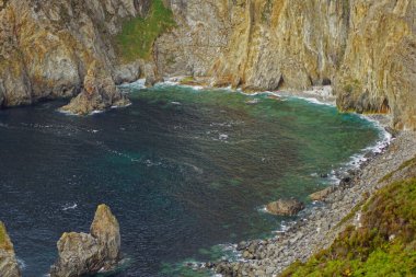 İrlanda 'nın Donegal eyaletinin batısındaki Slieve League uçurumları Atlantik Okyanusu' nun 601 metre yüksekliğindedir..