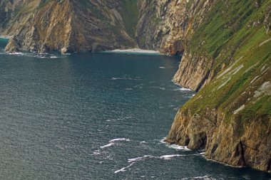 İrlanda 'nın Donegal eyaletinin batısındaki Slieve League uçurumları Atlantik Okyanusu' nun 601 metre yüksekliğindedir..