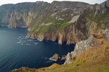 İrlanda 'nın Donegal eyaletinin batısındaki Slieve League uçurumları Atlantik Okyanusu' nun 601 metre yüksekliğindedir..
