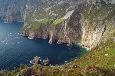 İrlanda 'nın Donegal eyaletinin batısındaki Slieve League uçurumları Atlantik Okyanusu' nun 601 metre yüksekliğindedir..