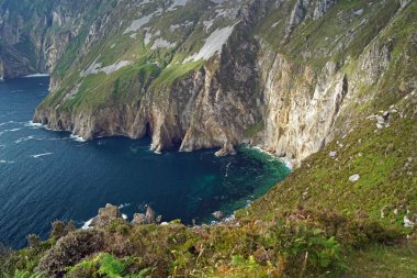 İrlanda 'nın Donegal eyaletinin batısındaki Slieve League uçurumları Atlantik Okyanusu' nun 601 metre yüksekliğindedir..