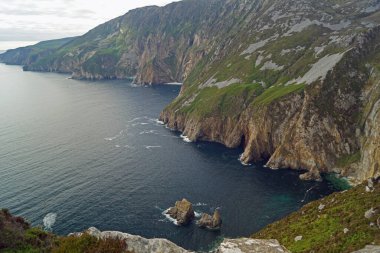 İrlanda 'nın Donegal eyaletinin batısındaki Slieve League uçurumları Atlantik Okyanusu' nun 601 metre yüksekliğindedir..