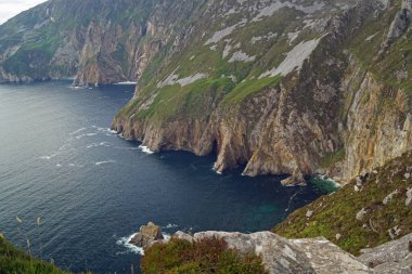 İrlanda 'nın Donegal eyaletinin batısındaki Slieve League uçurumları Atlantik Okyanusu' nun 601 metre yüksekliğindedir..