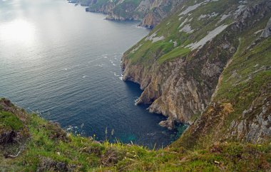 İrlanda 'nın Donegal eyaletinin batısındaki Slieve League uçurumları Atlantik Okyanusu' nun 601 metre yüksekliğindedir..