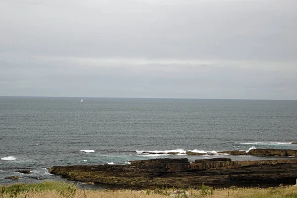 Mullaghmore Headへ向かう途中 美しい砂浜と桟橋でMullaghmoreを通ります 町のすぐ後には波が静かな海岸線に向かって — ストック写真