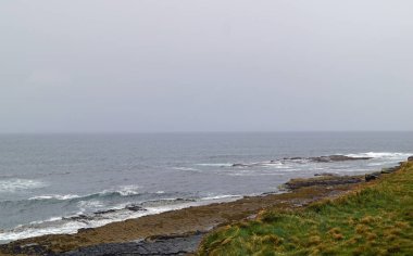İrlanda kıyıları, yaban kayalıklar, büyüleyici doğa. İrlanda nereye bakarsan bak güzel manzaralarla doludur. Doğanın güzelliğini kelimelere dökmek zordur..