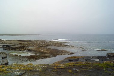 İrlanda kıyıları, yaban kayalıklar, büyüleyici doğa. İrlanda nereye bakarsan bak güzel manzaralarla doludur. Doğanın güzelliğini kelimelere dökmek zordur..