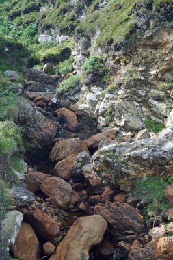 Keem Sahili, Keem Körfezi 'nde, adanın en batı ucunda, gözlerden uzak, güzel bir körfez..