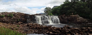 İrlanda Şelalesi Aasleagh (İrlanda Eas Liath), Kuzey Connemara 'da yer alan bir şelaledir. Killary Fjord 'da nehrin ağzının hemen önünde yer alır..