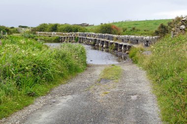 Bunlahinch 'in Alkış Köprüsü Louisburgh' un 10 km batısında yer almaktadır..