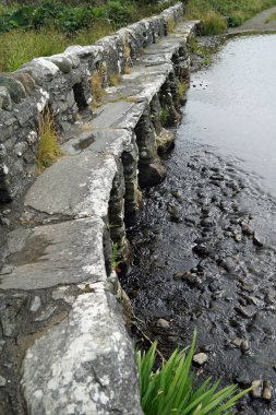Bunlahinch 'in Alkış Köprüsü Louisburgh' un 10 km batısında yer almaktadır..