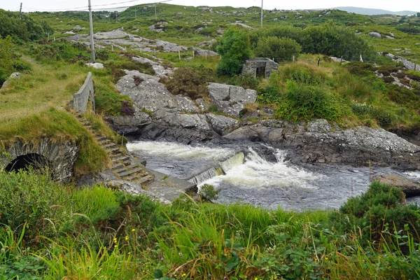 野生の大西洋の道の一部であるConnemara Loopは 美しい北西部Connemaraの周りのループにあなたを連れて行く風光明媚なルートです — ストック写真