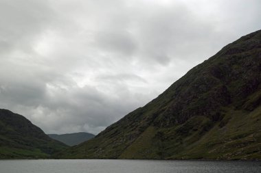 Doolough Vadisi 'nden geçen araç eşsiz bir cennet yoluna çıkıyor. Yüksek dağların arasında, doğu kanadında iki göl bulunur. Bu göller vahşi Atlantik Yolu boyunca eserler.