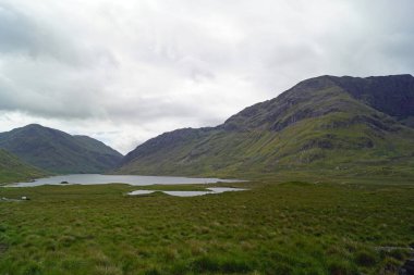 Doolough Vadisi 'nden geçen araç eşsiz bir cennet yoluna çıkıyor. Yüksek dağların arasında, doğu kanadında iki göl bulunur. Bu göller vahşi Atlantik Yolu boyunca eserler.
