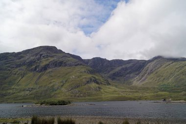 Doolough Vadisi 'nden geçen araç eşsiz bir cennet yoluna çıkıyor. Yüksek dağların arasında, doğu kanadında iki göl bulunur. Bu göller vahşi Atlantik Yolu boyunca eserler.