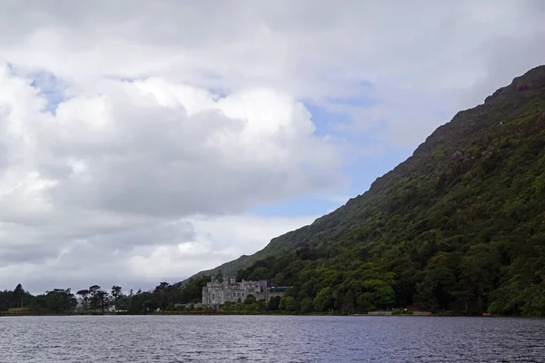 수도원 Kylemore Abbey 아일랜드의 베네딕트 수도원이다 — 스톡 사진