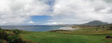 Connemara 'daki güzel Renvyle Yarımadası' ndayız. Muhteşem manzarası, büyüleyici köyleri ve uzun kumlu plajları için ziyaret etmeye değer..