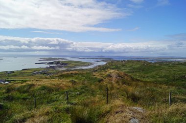  Gökyüzü yolu Connemara ilçesinin en büyük kasabası olan Clifden 'de başlayan ve biten manzaralı, dairesel bir yol..