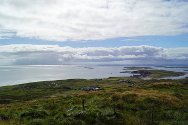  Gökyüzü yolu Connemara ilçesinin en büyük kasabası olan Clifden 'de başlayan ve biten manzaralı, dairesel bir yol..