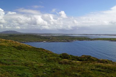  Gökyüzü yolu Connemara ilçesinin en büyük kasabası olan Clifden 'de başlayan ve biten manzaralı, dairesel bir yol..