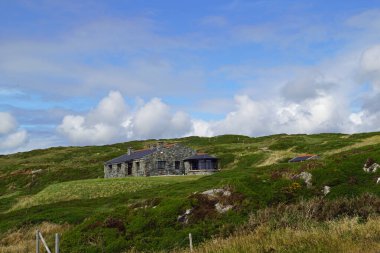 Gökyüzü yolu Connemara ilçesinin en büyük kasabası olan Clifden 'de başlayan ve biten manzaralı, dairesel bir yol..