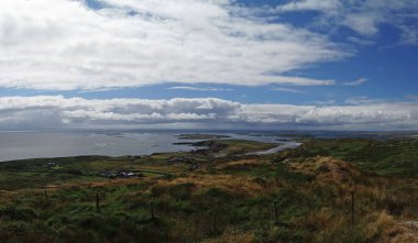 Gökyüzü yolu Connemara ilçesinin en büyük kasabası olan Clifden 'de başlayan ve biten manzaralı, dairesel bir yol..