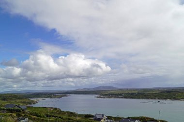 Gökyüzü yolu Connemara ilçesinin en büyük kasabası olan Clifden 'de başlayan ve biten manzaralı, dairesel bir yol..