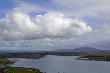 Gökyüzü yolu Connemara ilçesinin en büyük kasabası olan Clifden 'de başlayan ve biten manzaralı, dairesel bir yol..