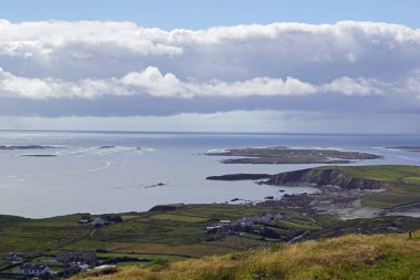 Gökyüzü yolu Connemara ilçesinin en büyük kasabası olan Clifden 'de başlayan ve biten manzaralı, dairesel bir yol..