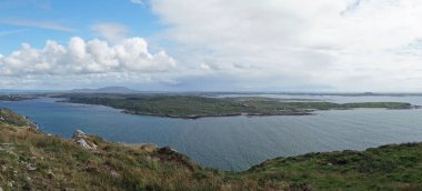 Gökyüzü yolu Connemara ilçesinin en büyük kasabası olan Clifden 'de başlayan ve biten manzaralı, dairesel bir yol..