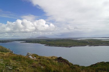 Gökyüzü yolu Connemara ilçesinin en büyük kasabası olan Clifden 'de başlayan ve biten manzaralı, dairesel bir yol..