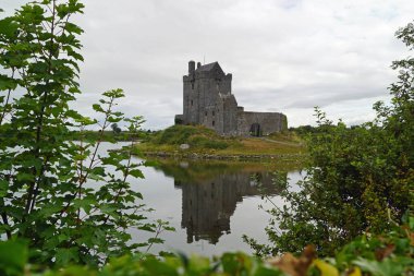 Dunguaire Kalesi, İrlanda 'nın Galway ilçesinin güneyinde Kinvara yakınlarında yer almaktadır..