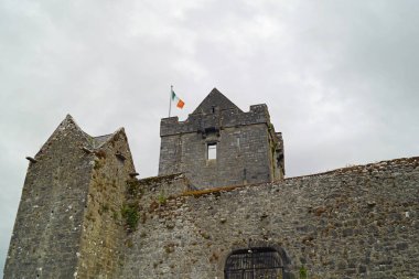 Dunguaire Kalesi, İrlanda 'nın Galway ilçesinin güneyinde Kinvara yakınlarında yer almaktadır..